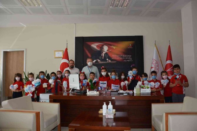 İ̇lkokul Öğrencilerinden Sağlık Çalışanlarına ‘Maskeden Çiçek’