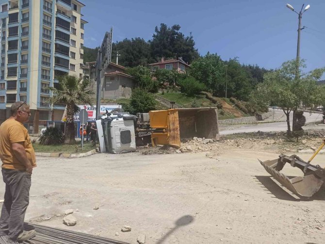 Kastamonu’da Taş Yüklü Kamyon Devrildi: 1 Yaralı