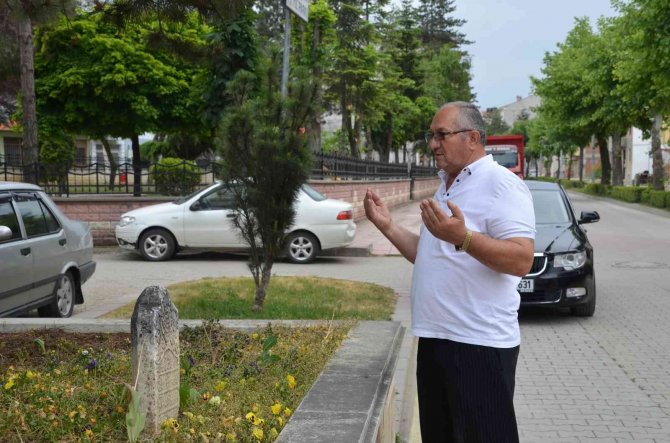 Yol Ortasındaki Türbe 37 Senedir Konuşulmaya Devam Ediyor