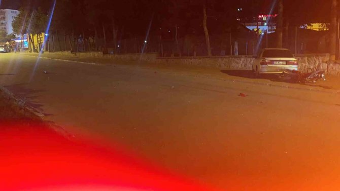 Motosiklet İle Otomobil Çarpıştı : 1 Ağır Yaralı