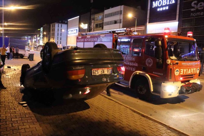 Otomobil Takla Attı, Kaldırımda Kimsenin Olmaması Faciayı Önledi