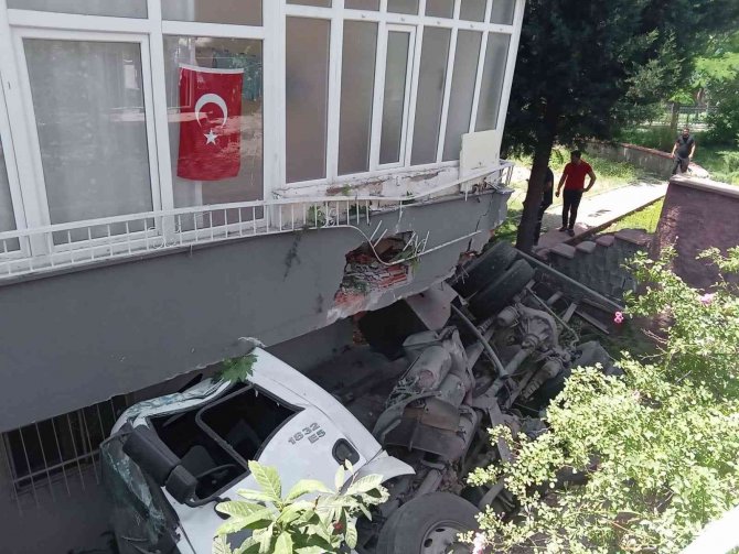 Freni Patlayan Su Tankeri Dehşet Saçtı