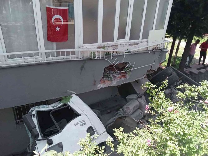 Freni Boşalan Su Tankeri Apartmanın Bahçesine Düştü