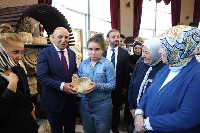 Keçmek Kursiyerleri Sertifika Alarak Hünerlerini Sergiledi