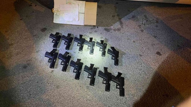 Yolcu Otobüsünde 12 Ruhsatsız Tabanca Ele Geçirildi