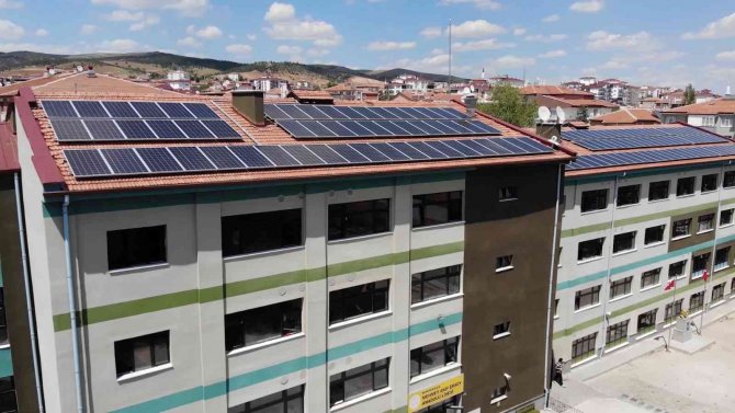 Enerjisini Güneşten Alan Okul: Yüzde 100’e Yakınını Karşılıyor