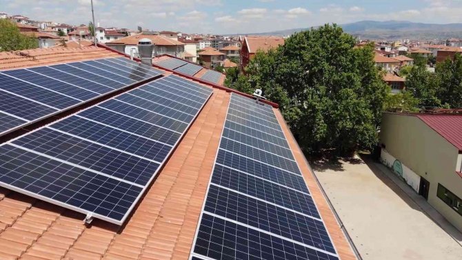 Enerjisini Güneşten Alan Okul: Yüzde 100’e Yakınını Karşılıyor