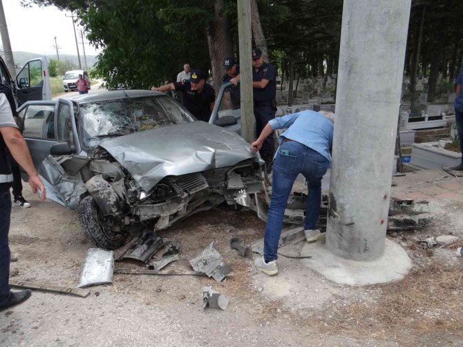 Aydınlatma Direğine Çarpan Araç Hurdaya Döndü, 1’i Ağır 2 Kişi Yaralandı
