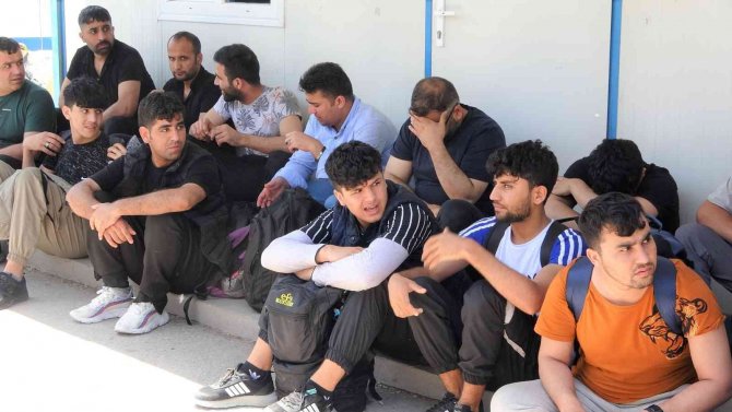 Kamyon Kasasında Kaçak Göçmenler Yakalandı
