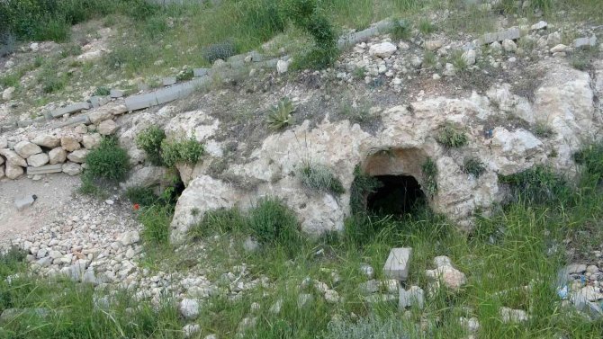 Define Uğruna 2 Bin Yıllık Kaya Mezarlar Tahrip Edildi