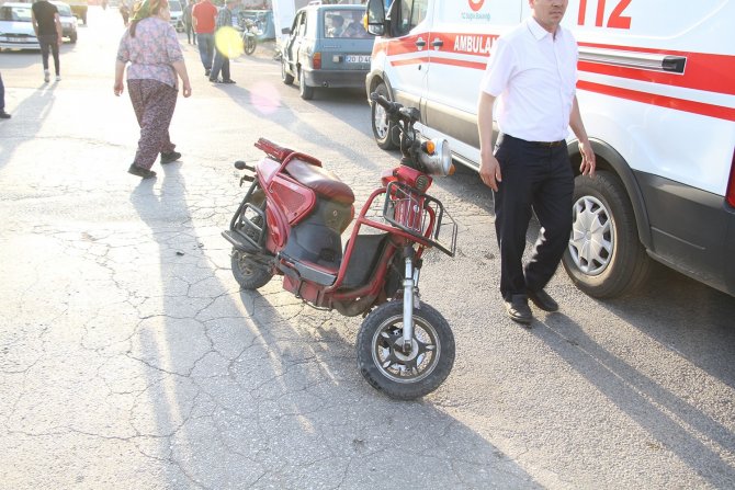 Otomobille Çarpışan Elektrikli Bisiklet Sürücüsü Yaralandı