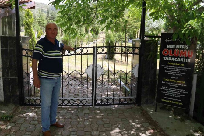 Hırsızlar Çaldı, Mahalleli Kendi İmkanlarıyla Yeniden Taktı