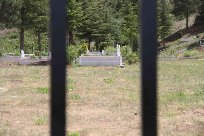 Hırsızlar Çaldı, Mahalleli Kendi İmkanlarıyla Yeniden Taktı