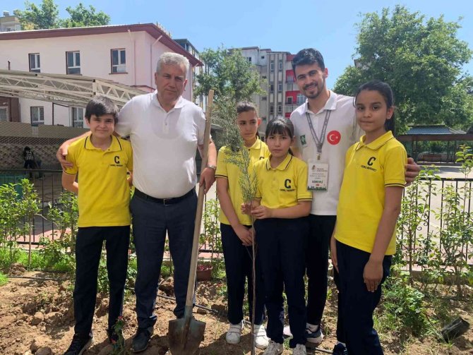Osmaniye’de Okullara Fidan Dağıtılıyor