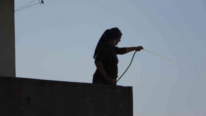 Pendik’te Yanan Gecekonduya Vatandaştan Hortumlu Müdahale