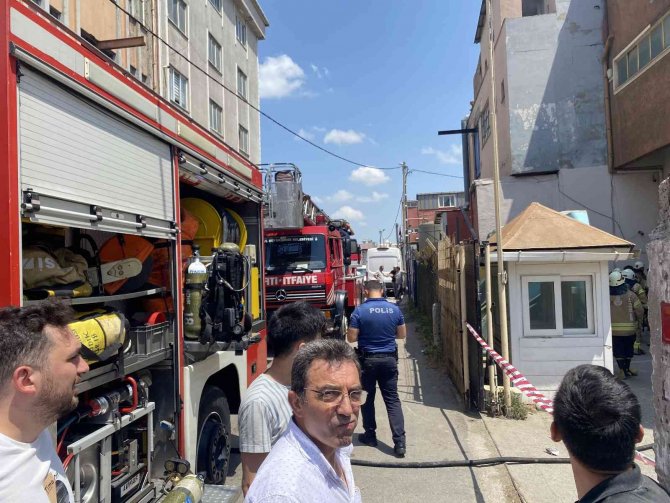 Pendik’te İş Yerinin Elektrik Panosunda Çıkan Yangın Paniğe Neden Oldu