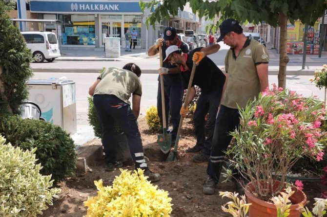 Gürsu’nun Caddelerine Rengarenk Çiçeklerle Yaz Coşkusu