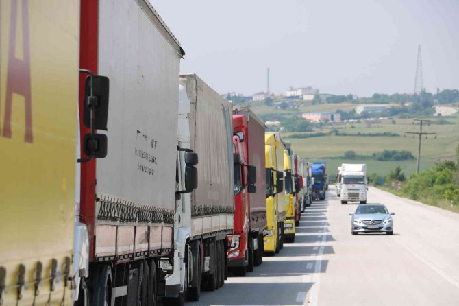 İ̇hracat Yüzde 30 Arttı, Edirne Sınırında Kilometrelerce Tır Kuyruğu Oluştu