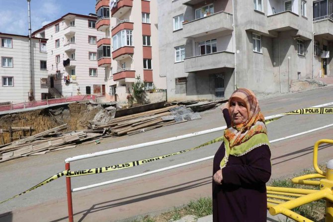 Toprak Kayması Sonucu Tahliye Edilen 2 Bina Sakinlerinin Tedirgin Bekleyişi