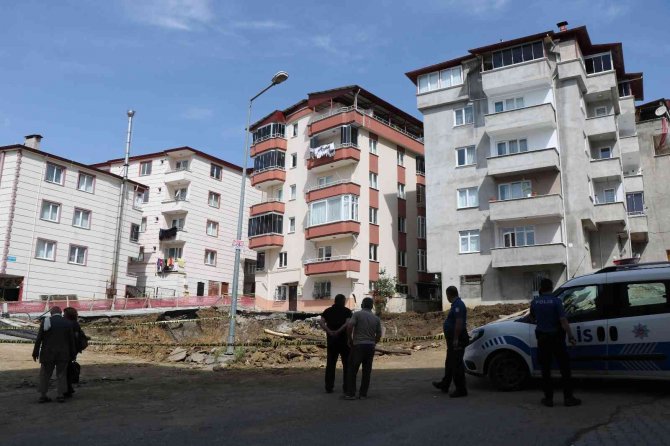 Toprak Kayması Sonucu Tahliye Edilen 2 Bina Sakinlerinin Tedirgin Bekleyişi