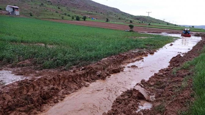 Sivas’ta Etkili Olan Dolu Tarım Arazilerine Zarar Verdi