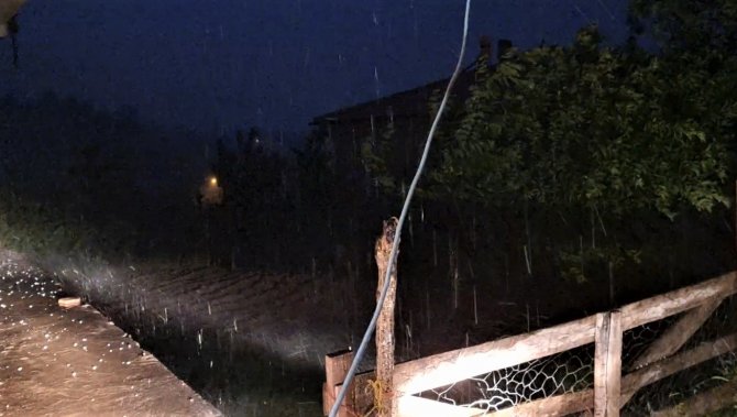 Tokat’ta Şimşekler Gecenin Karanlığını Aydınlattı, Dolu Yağışı Etkili Oldu