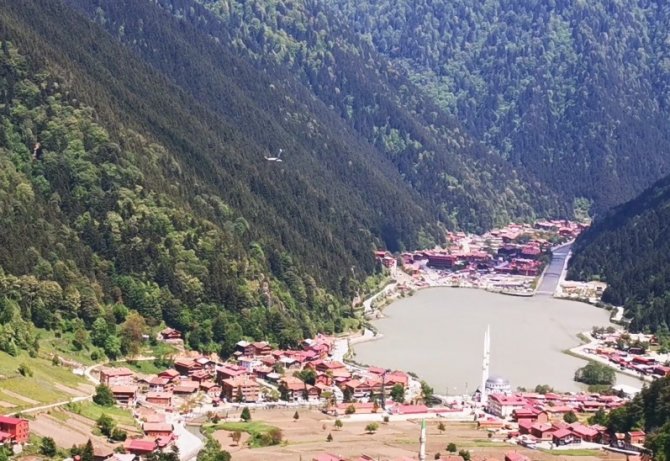 Uzungöl Üzerindeki Uçağı Görünce Gözlerine İnanamadılar, O Anları Kayda Aldılar