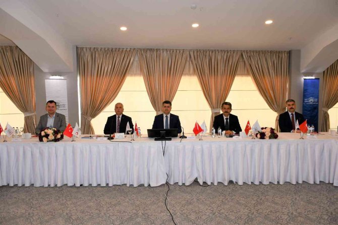 Düzensiz Göçü Önleme Toplantısı: 3 İlin Valisi Ve Asayiş Birimleri Çözüm Ve Öneri Masası Oluşturdu