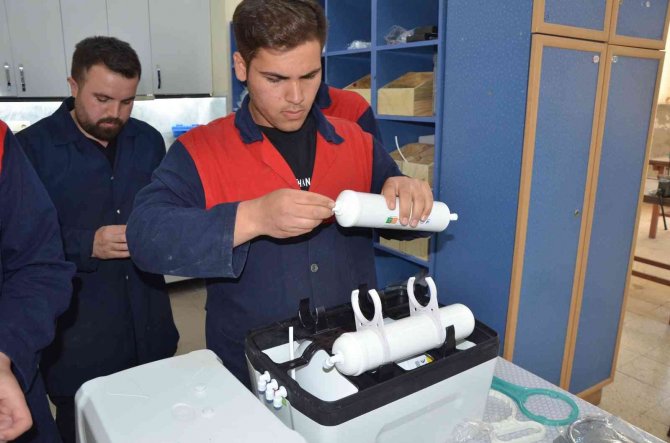 Lise Öğrencileri, Okulun Atölyesinde Su Arıtma Cihazı Üretti
