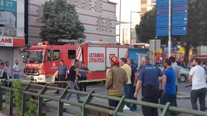 Ümraniye’de Korku Dolu Anlar: Önüne Gelene Bıçak Çekip İntihara Kalkıştı
