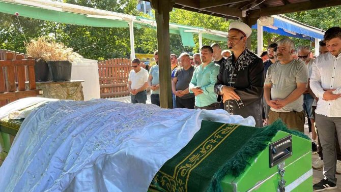 Kazada Hayatını Kaybeden Seda Ürer Gözyaşları İle Son Yolculuğuna Uğurlandı