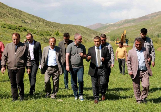 Van Büyükşehir Belediyesinin Tarımsal Faaliyetleri Çiftçilerin Yüzünü Güldürüyor