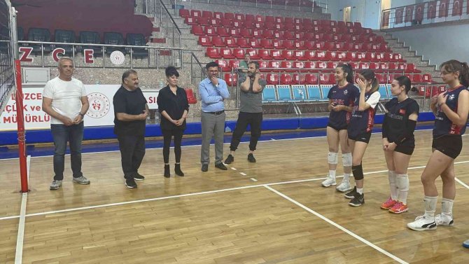 Sanatçılardan Kadın Voleybolculara Moral Ziyareti