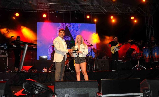 Adü’lü Gençler Ünlü Sanatçı Ece Seçkin’in Şarkıları İle Doyasıya Eğlendi