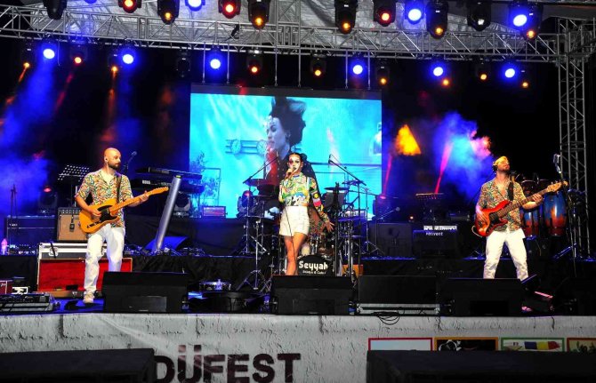 Adü’lü Gençler Ünlü Sanatçı Ece Seçkin’in Şarkıları İle Doyasıya Eğlendi