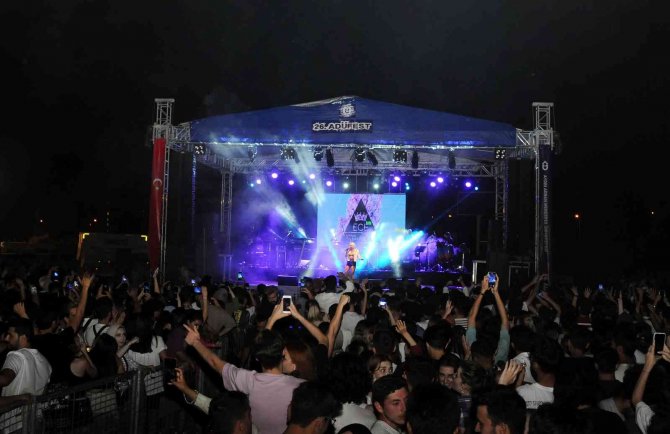 Adü’lü Gençler Ünlü Sanatçı Ece Seçkin’in Şarkıları İle Doyasıya Eğlendi