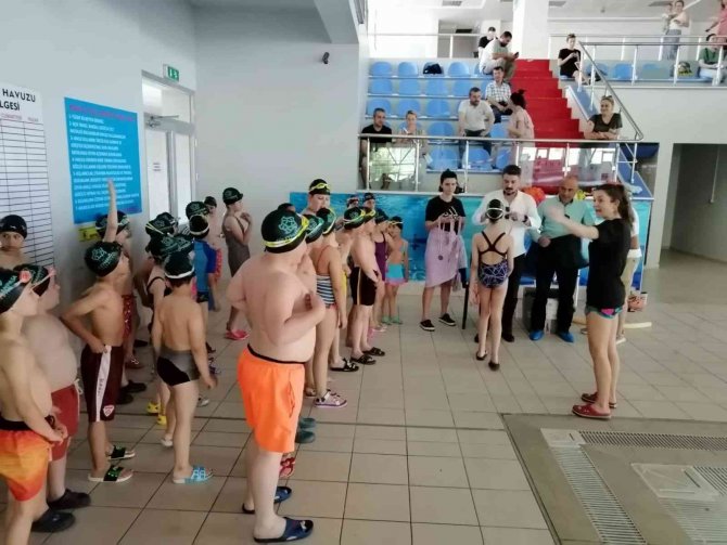 Kış Okulu 90 Öğrenciye Yüzme Öğretti