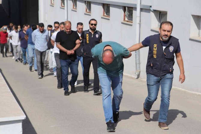 Köpek Dolandırıcısı Foto Montajlı Sahte Pasaport Yapmış