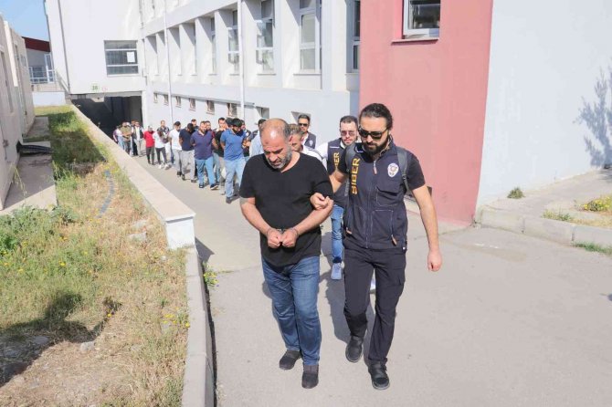 Köpek Dolandırıcısı Foto Montajlı Sahte Pasaport Yapmış