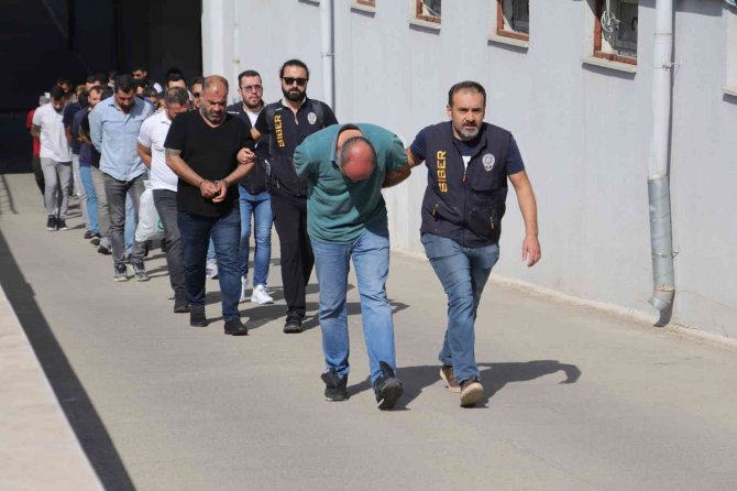 Köpek Dolandırıcısı Foto Montajlı Sahte Pasaport Yapmış