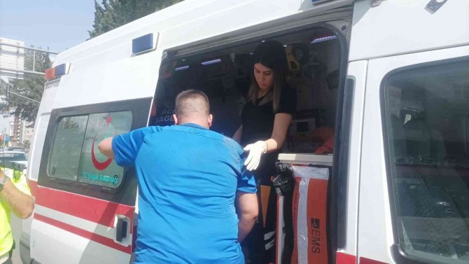 Motosiklet Yayaya Çarptı: 3 Yaralı