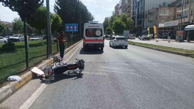 Motosiklet Yayaya Çarptı: 3 Yaralı