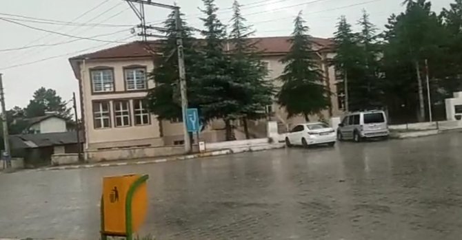 Afyonkarahisar’da Sağanak Etkili Oldu, Çakan Şimşekler Geceyi Aydınlattı