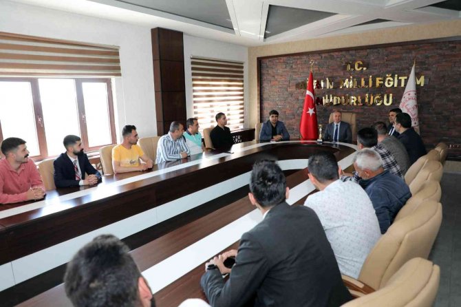 Ağrı Milli Eğitim Müdürü Hasan Kökrek, Bölge Birincisi Olan Halk Oyunu Ekibi İle Bir Araya Geldi