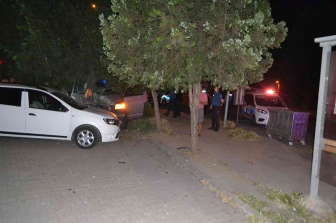 Alkollü Sürücü Polisten Kaçarken Ağaca Çarptı