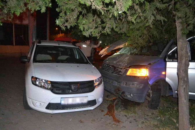 Alkollü Sürücü Polisten Kaçarken Ağaca Çarptı