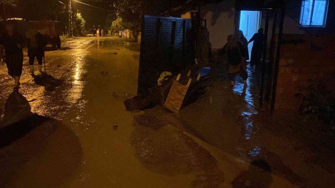Amasya’da Kumluk Deresi Taştı, Ev Ve Ahırları Su Bastı