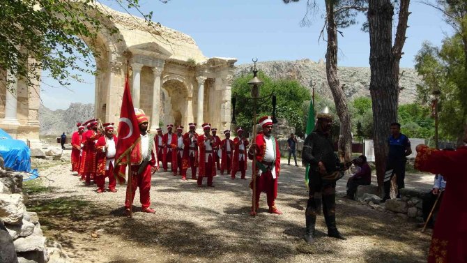 Anavarza Antik Kentinde Mehter Sesleri Yükseldi