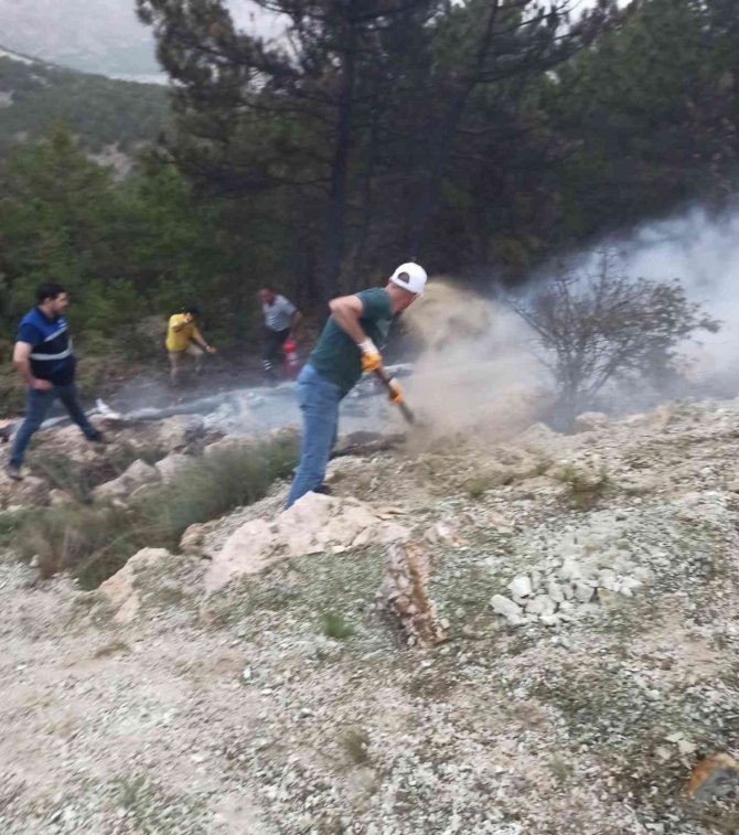 Nallıhan’da Yıldırımın Neden Olduğu Orman Yangını Büyümeden Söndürüldü