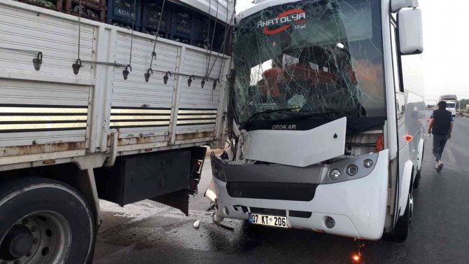 Tur Midibüsü Kamyona Arkadan Çarptı: 2’si Alman 3 Turist Yaralı